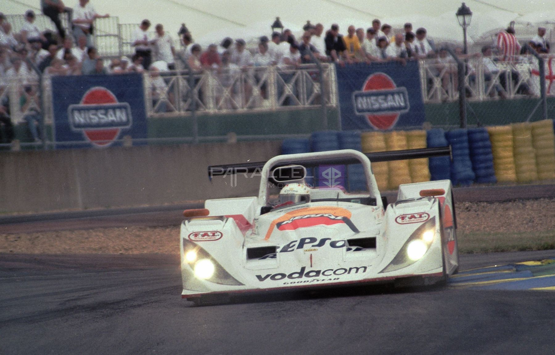 Lola_B98-10_-_Didier_de_Radigues_Tomas_Saldana__Grant_Orbelli_at_Ford_Chicane_at_the_1999_Le_Mans_51909780458