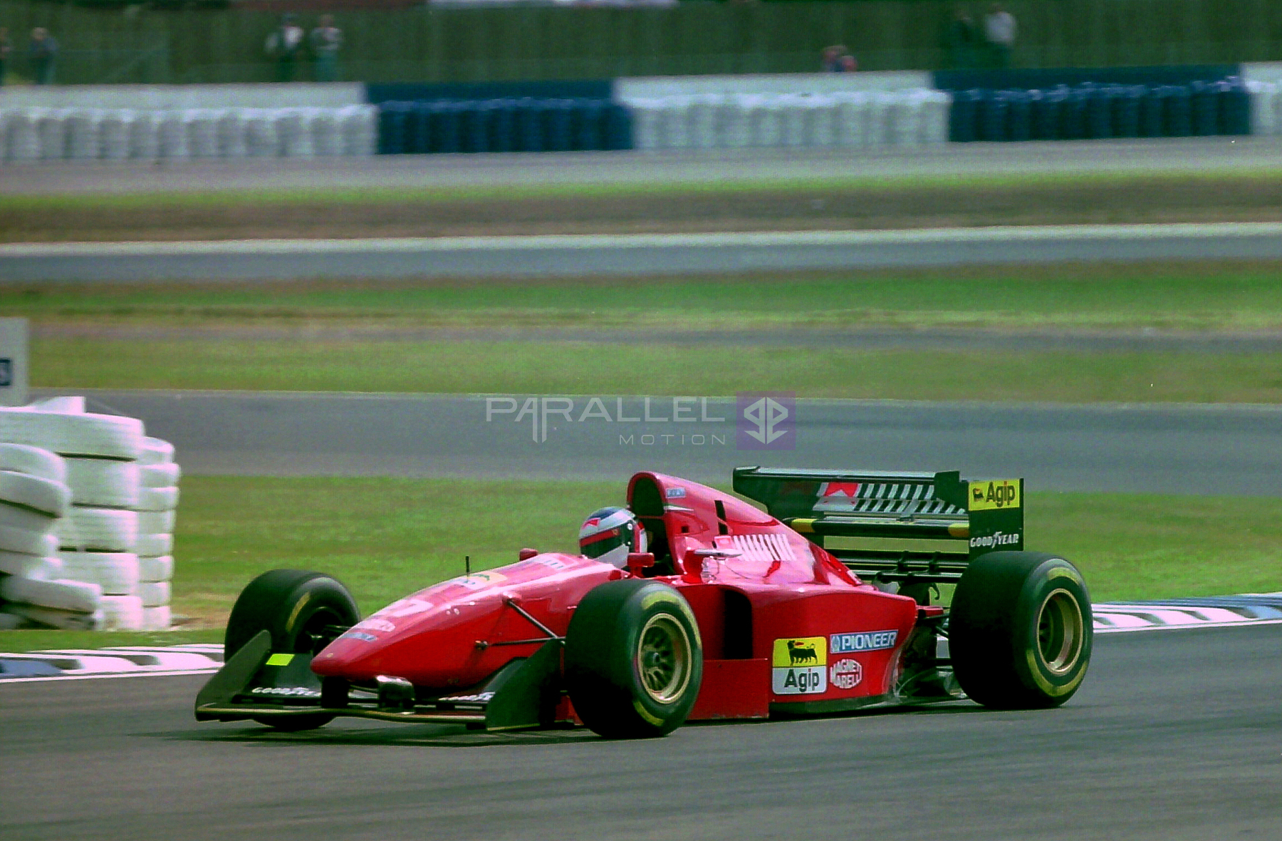 Jean_Alesi_-_Ferrari_412T1B_at_the_1994_British_Grand_Prix_32541414105